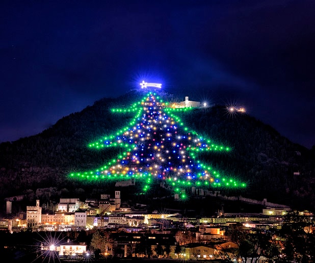 The Mount Ingino Christmas Tree là một mô hình chiếu sáng trong hình dạng của cây thông Giáng sinh được đặt trên sườn đồi Monte Ingino, thành phố Gubbio, Ý. Năm 1991, Sách kỷ lục Guinness đã đưa cây thông này vào danh sách “Cây Giáng sinh lớn nhất thế giới”. Nó cao 650m, rộng 350m nổi bật trên sườn núi và có tầm nhìn xa từ 30-50km với hơn 3.000 đèn nhiều màu và 8,5 km đường dây điện. Với cây thông độc đáo này, thành phố xinh đẹp Gubbio của Ý đã trở thành một trong những địa điểm phải đến vào mùa Giáng sinh.