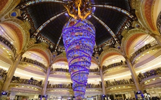 Galeries Lafayette là một siêu thị lớn chủ yếu về thời trang, nằm trên đại lộ Haussmann với phần trang trí rất ấn tượng cho cây thông noel năm nay, sự bất thường và khá thú vị khi nhìn cây thông trở nên lộn ngược.