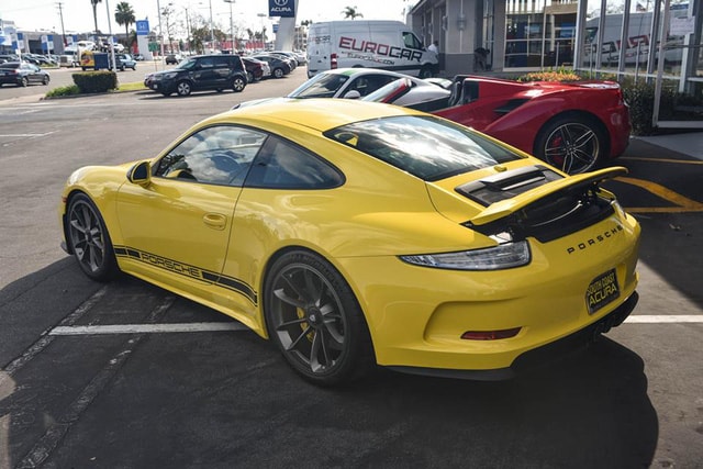 Mới đây nhất, một chiếc Porsche 911 R được đại lý siêu xe tại Mỹ chào giá 999.999 USD tương đương 23 tỷ Đồng. Tuy đây không phải là mức giá bán cao nhất dành cho một chiếc 911 R tại thị trường này, nhưng với bộ áo vàng rực khá hiếm gặp mẫu xe thể thao này nhanh chóng gây sốc nhiều người chơi xe ở Mỹ cũng như trên thế giới.