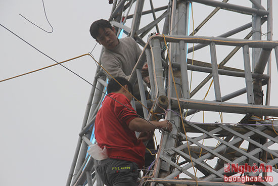 Ngọn tháp được lắp dựng nên bởi 300 cây mét và mây cần, 1 tạ thép 3 li, 2 yến đinh sắt, 80 bóng đèn nê-on, 1000m bóng đèn nháy đủ sắc màu, 3 triệu đồng tiền nước sơn, 1 chiếc máy khoan, 1 chiếc cưa tay, 4 con dao mác, 5 cái kìm và 1 cái ròng rọc nhằm phục vụ việc lên xuống của những người trực tiếp làm việc ở tháp.