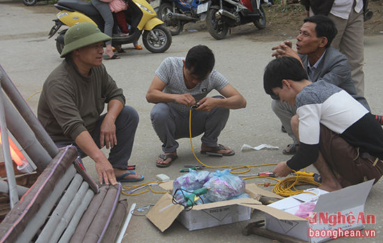 Những người ở “dưới đất” làm nhiệm vụ lắp bóng, dây điện...