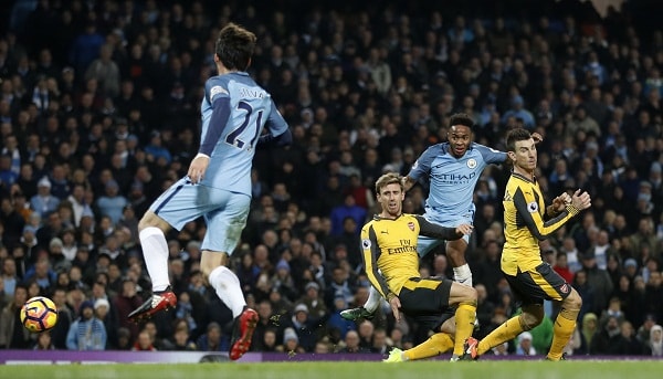 Cú dứt điểm hiểm hóc của Sterling giúp Man City dẫn trước. Ảnh: Reuters.