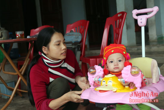 Chị Lê Thị Thúy Hằng bên cháu gái Đặng Thị Thùy Chi.