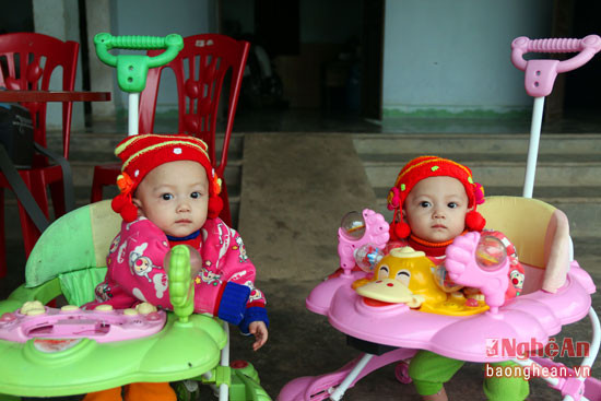 Hai cháu Thùy Nhi và Thùy Chi.