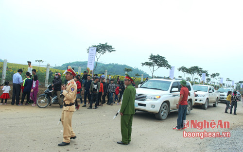 Lực lượng công an, bảo vệ tích cực phân luồng giao thông, đảm bảo an ninh trật tự trên địa bàn.