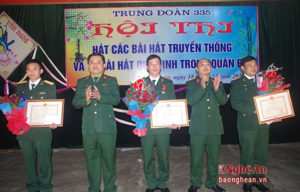 Lãnh đạo, chỉ huy Trung đoàn 335 trao tặng phần thưởng cho các đội đạt giải trong hội thi.