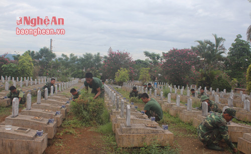 Cán bộ, chiến sỹ Trung đoàn 335 về tổng dọn vệ sinh tại Nghĩa trang Liệt sỹ Việt – Lào. 