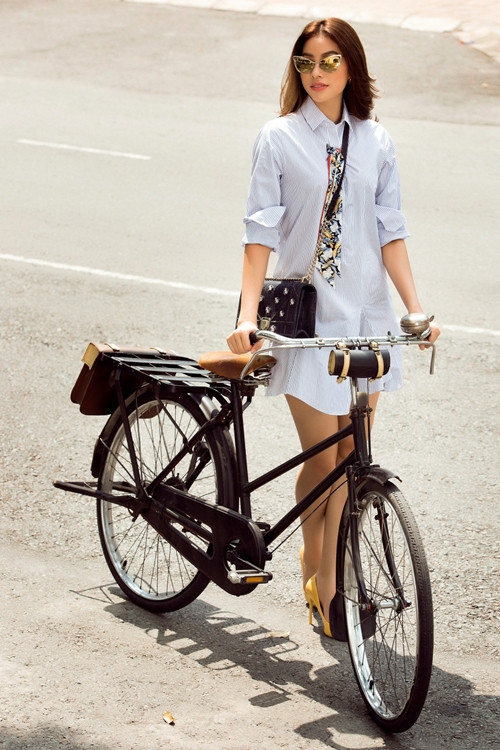 Phạm Hương tâm sự cô thích đạp xe dạo phố phường Sài Gòn vào ngày cuối tuần.