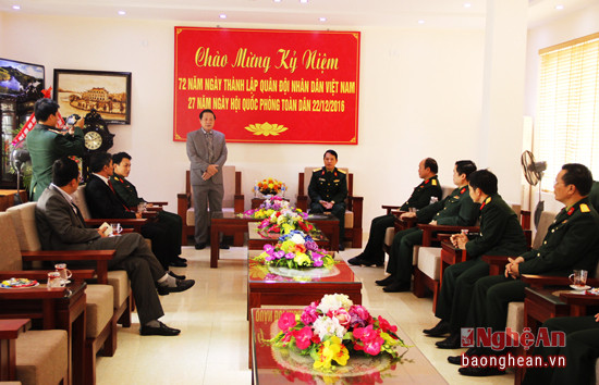 Đồng chí Lê Minh Thông ghi nhận những đóng góp của Bệnh viên Quân y 4 trong khám chữa bệnh