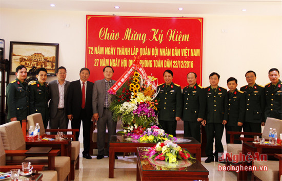 Phó Chủ tịch UBND tỉnh tặng lẵng hoa tươi thắm của Tỉnh ủy, HĐND, UBND, Ủy ban MTTQ tỉnh nhân ngày truyền thống Quân đội nhân dân Việt Nam.