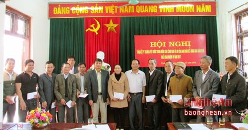 Trao quà cho cá nhân có thành tích trong phong trào thi đua yêu nước