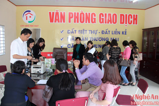 Khách hàng đến Sàn giao dịch BĐS Phú Đạt mua nhà ở tại dự án của Bảo Sơn