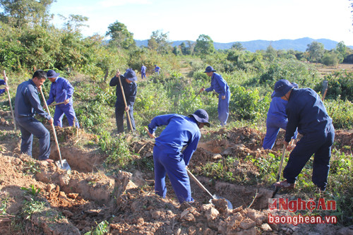 Đội quy tập Bộ CHQS Hà Tĩnh đang tìm kiếm mộ liệt sỹ tại huyện Pak san tỉnh Bo Ly Khăm Xay  – Lào