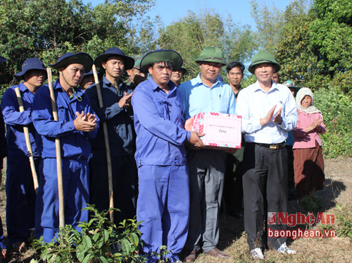 Ban chỉ đạo 1237 Quân khu tặng quà, động viên cán bộ, nhân viên Đội quy tập Bộ CHQS Hà Tĩnh đang tìm kiếm mộ liệt sỹ tại tỉnh Bô Ly Khăm Xay – Lào.