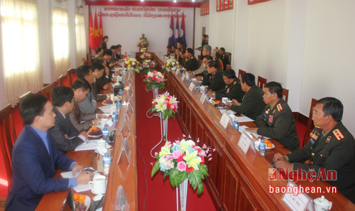 Ban chỉ đạo 1237 Quân khu làm việc với Ban công tác đặc biệt Thủ đô Viêng Chăn – Lào.