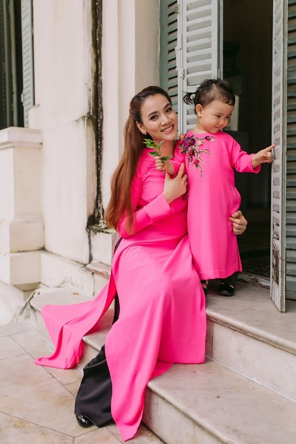 Bộ ảnh mới giới thiệu Trang Nhung và con gái Vani trong trang phục áo dài truyền thống thêu hoa.