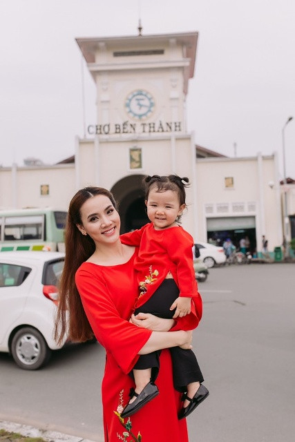 Mẹ con nữ diễn viên diện trang phục áo dài đỏ cách tân sải bước trên đường phố Sài thành.