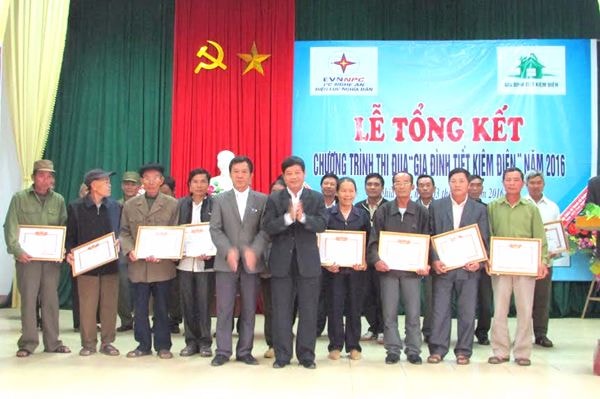 Trao thưởng cho các hộ 