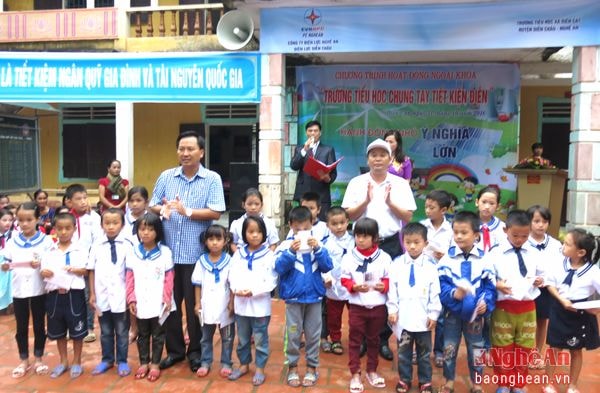 Ông Nguyễn Xuân Lợi, Phó Giám đốc Công ty ĐLNA và ông Cao Văn Giáp, Giám đốc Điện lực Diễn Châu đại diện trao 24 phần quà cho học sinh nghèo vượt khó đạt thành tích cáo trong học tập.