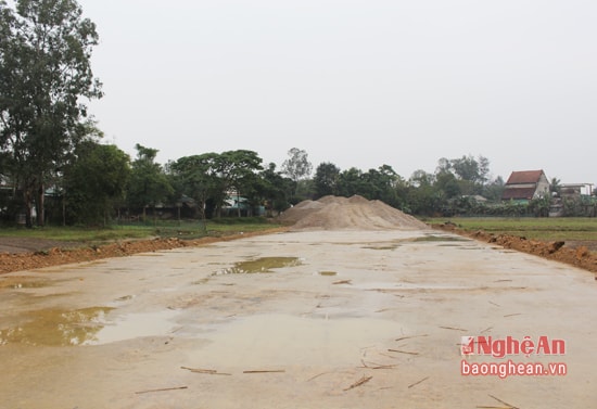 Đường 35m đang thi công dở dang đoạn qua xã Nghi Đức, thành phố Vinh. 