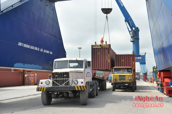Xuất khẩu hàng hóa qua cảng Cửa Lò.