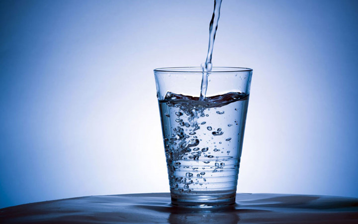Bạn nên uống nhiều nước vì nước làm loãng chất nhầy, bong lớp mũi đặc và tạo rãnh thông thoáng, dễ khạc đờm, tống bụi bẩn ra ngoài.
