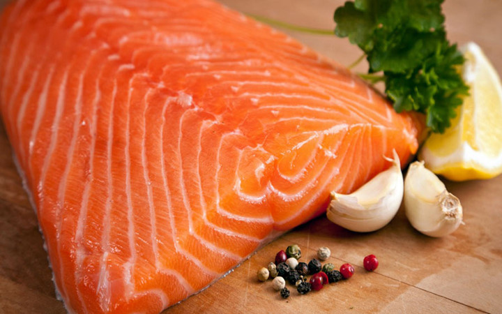 Tăng cường ăn các thực phẩm chất béo omega-3có tác dụng ngăn chặn các phản ứng viêm tấy trên đường hô hấp như: cá hồi...