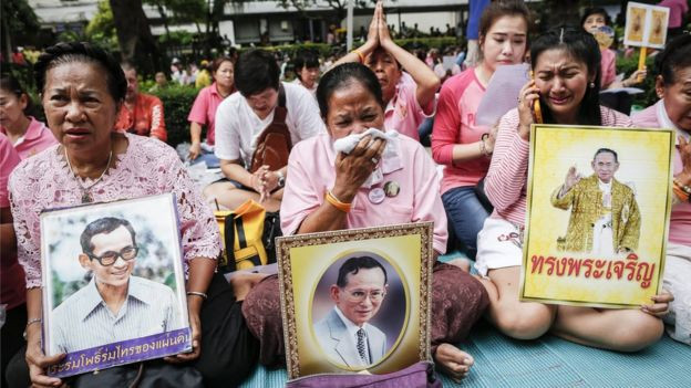 Quốc vương Thái Lan Bhumibol Adulyadej trút hơi thở cuối cùng chiều 13/10, ở tuổi 88. Sau gần 7 thập kỷ cầm quyền, ông là người trị vì lâu nhất trong lịch sử Thái Lan. Quốc vương Thái Lan Bhumibol Adulyadej là vị vua hiếm hoi trên thế giới hiện đại cùng lúc có được khối tài sản khổng lồ, quyền lực trên chính trường, sự sùng kính của người dân trong nước và trọng thị của nước ngoài. Con trai đồng thời là người thừa kế của ông, Thái tử Maha Vajiralongkorn, 63 tuổi, trở thành quốc vương mới của Thái Lan.