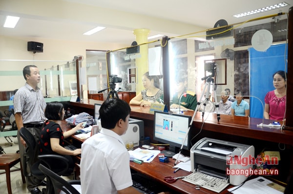 Giải quyết thủ tục hành chính cho người dân tại Bộ phận một cửa của Sở Giao thông Vận tải.