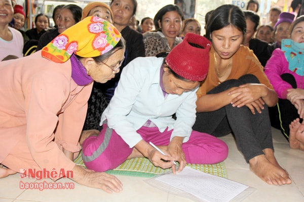 Các thành viên phường hụi tập trung ở nhà ông Việt để ký vào đơn kiện bà Nhung.