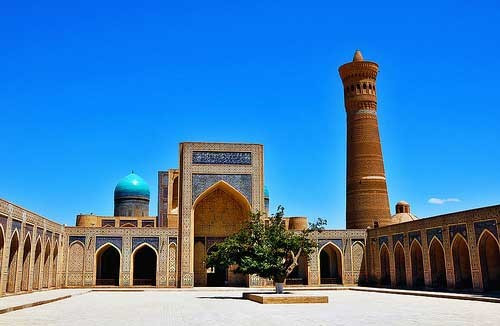 5. Trung tâm lịch sử của Bukhara (Uzbekistan): Có niên đại hơn 2.000 năm, thành phố Uzbek của Bukhara nằm trên con đường tơ lụa. Là một trong những thành phố lớn nhất của Trung Á, lại nằm ở vị trí ngã tư của các tuyến đường thương mại, Uzbek trở thành một trung tâm dành cho các thương gia và khách du lịch. Nổi bật trong các tòa nhà còn được bảo quản đến ngày nay là lăng Ismail Samanid, một ví dụ tuyệt vời của kiến trúc Hồi giáo thế kỷ 10. Ảnh:Dreamstime.