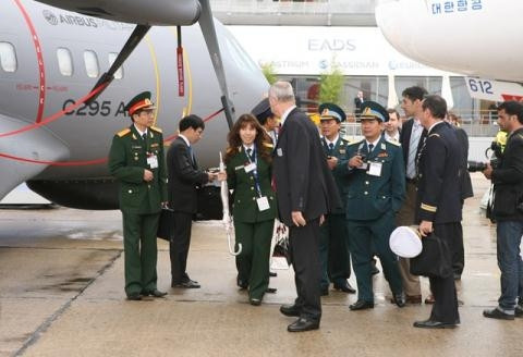 Cùng với báo chí Israel, truyền thông quốc tế mới đây còn đăng tải hình ảnh đoàn đại biểu Quân đội Việt Nam tham quan máy bay C-295 AEW&C. Đây được coi là tín hiệu đáng mừng nhằm thúc đẩy quá trình thương thảo và chuyển giao giữa phía Việt Nam và Công ty công nghiệp quốc phòng Israel Aerospace Industries (IAI) của Israel.