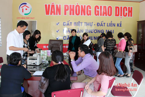 Người dân đến sàn giao dịch BĐS Phú Đạt đặt mua nhà ở.