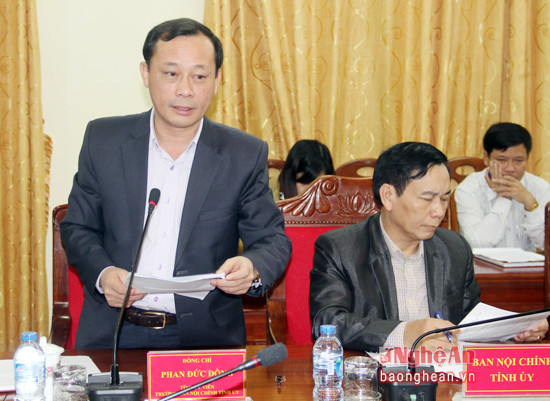 Đồng chí Phan Đức Đồng - Trưởng Ban Nội chính Tỉnh ủy báo cáo tình hình, kết quả công tác nội chính tháng 12/2016.