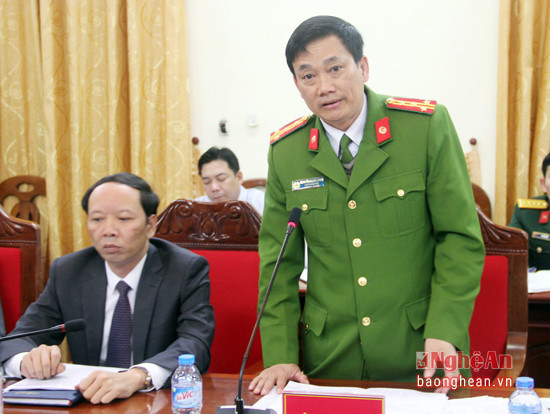 Đại tá Nguyễn Mạnh Hùng - Phó Giám đốc Công an tỉnh báo cáo kết quả điều tra các vụ án xảy ra trên địa bàn tỉnh.