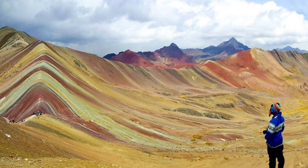 Du khách thường biết tới Vinicunca như một dãy núi cầu vồng bởi diện mạo độc đáo của nó. Mỗi đỉnh núi trong khu vực được bao phủ bằng nhiều dải màu sắc sặc sỡ như xanh pastel hiền hoà, đỏ mãnh liệt, xanh lá cây, hồng và vàng. Ảnh: Froliver/Instagram. 