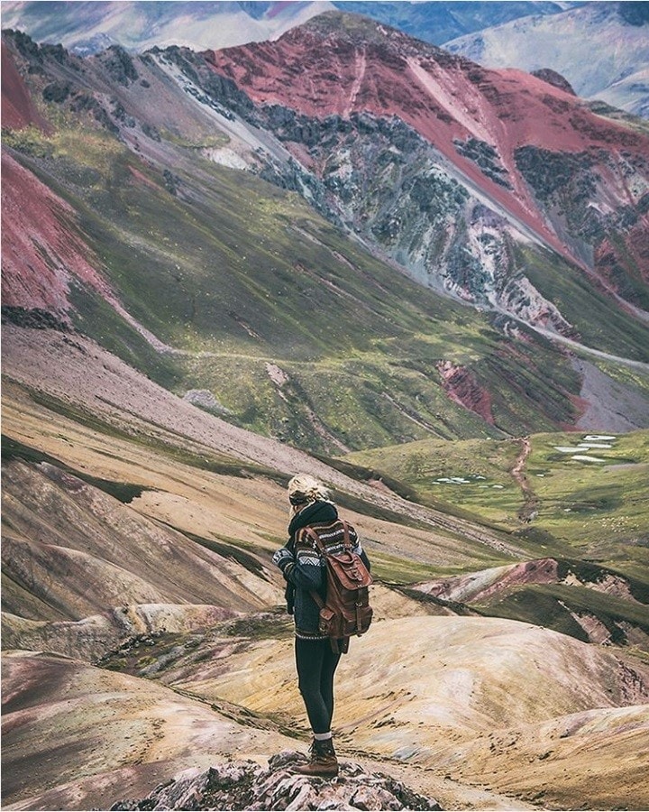 Núi cầu vồng Vinicunca nằm trong dãy núi Andes, phía đông nam của thành phố Cusco, tỉnh Canchis, Peru. Ảnh: Gian_Giovanoli/Instagram.
