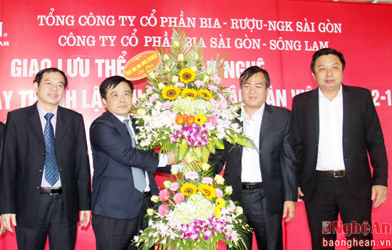 Đồng chí Huỳnh Thanh Điền - Phó chủ tịch UBND tỉnh tặng hoa chúc mừng Công ty
