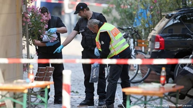 Tháng 7/2016, IS nhận trách nhiệm hai vụ tấn công đẫm máu do những người xin tị nạn ở Đức thực hiện. 15 người bị thương trong quán bar đông đúc gần lối ra một lễ hội âm nhạc ở thị trấn Ansbach sau khi một người xin tị nạn phát nổ một quả bom tự chế. Ảnh DW