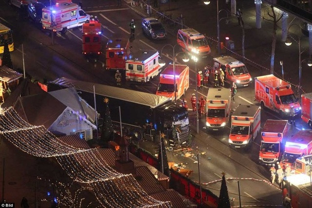 Vụ tấn công khủng bố ở Đức mới nhất xảy ra vào chiều tối ngày 19/12/2016 (giờ địa phương) khi một người đàn ông lái xe tải với vận tốc 65 km/h lao vào đám đông đang tập trung tại một phiên chợ Giáng sinh bên ngoài nhà thờ Kaiser Wilhelm, Quảng trường Breitscheidplatz, tây Berlin, làm 12 người chết và 48 người khác bị thương. Ảnh Daily Mail