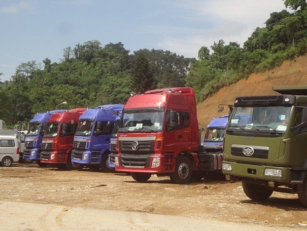 Ô tô nhập đắt thêm trăm triệu: Dân buôn sợ, hải quan lo