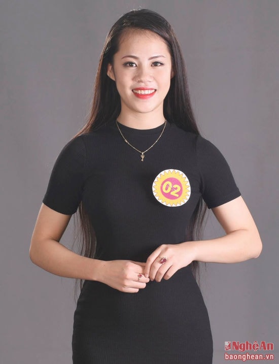 Thí sinh Nguyễn Thị Trâm Anh (SN1997, đến từ Quỳ Hợp). SBD: 02. Cao 1m64. Số đo 3 vòng: 82 - 62 - 90