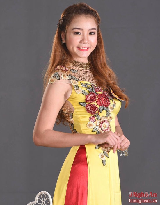 Thí sinh Ngô Thị Chung (SN 1996, đến từ Diễn Châu). SBD: 07. Cao 1m72. Số đo 3 vòng: 81 - 64 - 97.