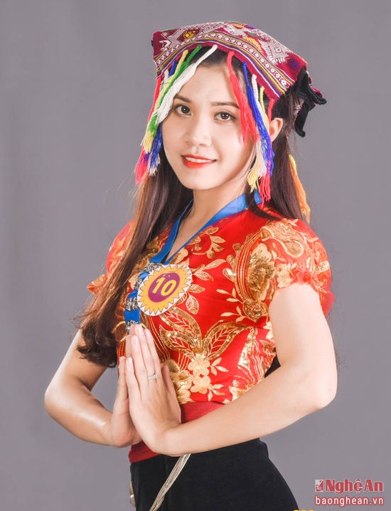 Thí sinh Lô Thị Dung (SN 1996, đến từ Quế Phong). SBD: 10. Cao 1m64. Số đo 3 vòng: 79 - 65 - 84.