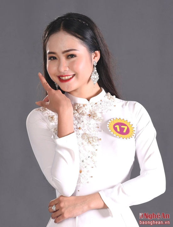 Thí sinh Nguyễn Thị Thúy Hằng (SN 1997, đến từ Nam Đàn). SBD: 17. Cao 1m69. Số đo 3 vòng: 83 - 63 - 89.