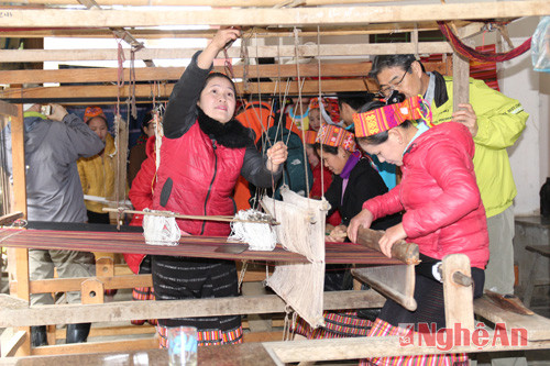 Du khách Nhật Bàn tìm hiểu quy trình dệt thổ cẩm ở huyện Con Cuông.