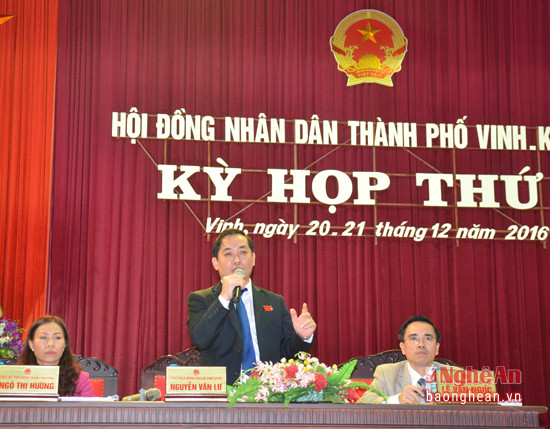 Đồng chí Nguyễn Văn Lư- Phó Bí thư Thường trực Thành ủy, Chủ tịch HĐND TP Vinh kết luận nội dung chất vấn.
