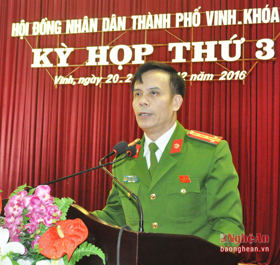Ông Trần Ngọc Tú - Trưởng Công an thành phố Vinh giải trình và trả lời chất vấn của các đại biểu 