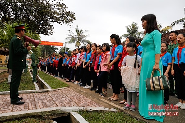 Từ sáng sớm 66 em học sinh khối 6 cùng các cô thầy trường Phượng Hoàng đã có mặt tại đơn vị bộ đội Lữ đoàn Công binh Hải Vân 414 để tham quan trải nghiệm thực tế