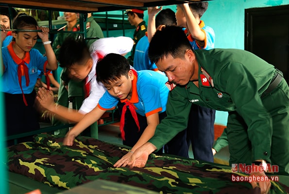 Được tham quan nơi ở của các chú bộ đội, được các chú trực tiếp hướng dẫn gấp chăn, màn và đồ tư trang cá nhân